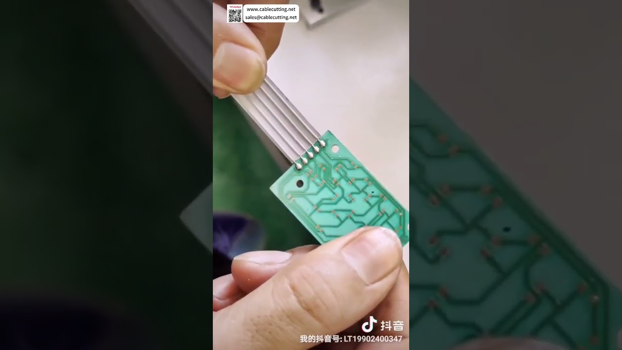 เครื่องบัดกรีสายแถบเข้ากับ PCB ความเร็วสูง 700 ชิ้นต่อชั่วโมง รอยบัดกรีสมบูรณ์แบบ